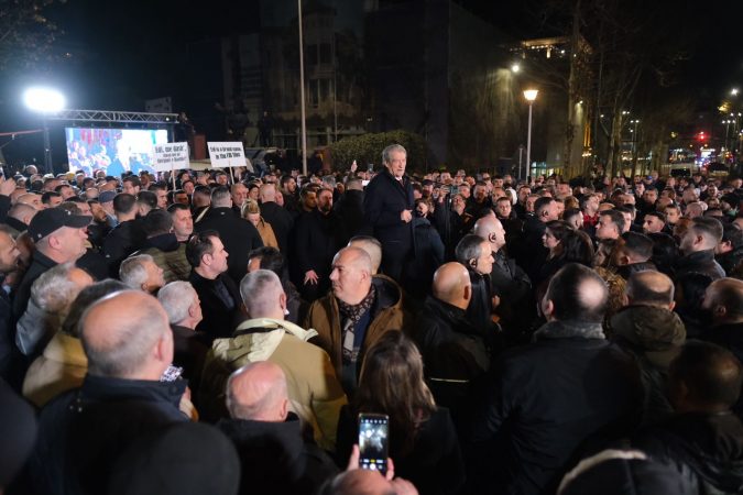 PROTESTA/ Tre të shoqëruar, përfaqësues të PD-së nisen drejt komisariatit. Kërkojnë lirimin e tyre