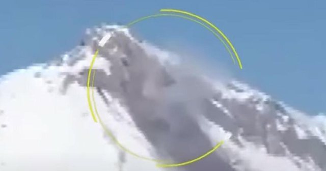 ÇFARË PO NDODH NË TURQI? Pas tërmetit, del tym dhe lëng i zi nga mali (VIDEO)