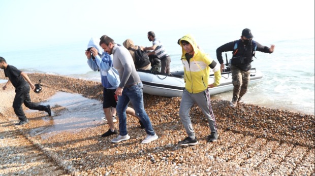 “JANË GJITHMONË NJË HAP PARA…”/ “The Sun”: Bandat shqiptare nuk ndalen, gjejnë rrugë të reja për trafikimin e emigrantëve!