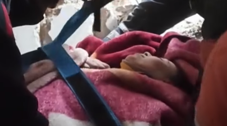 KA ENDE SHPRESË/ Ekipet e shpëtimit nxjerrin nga rrënojat një grua në Turqi pas 175 orësh nga tërmeti (VIDEO)