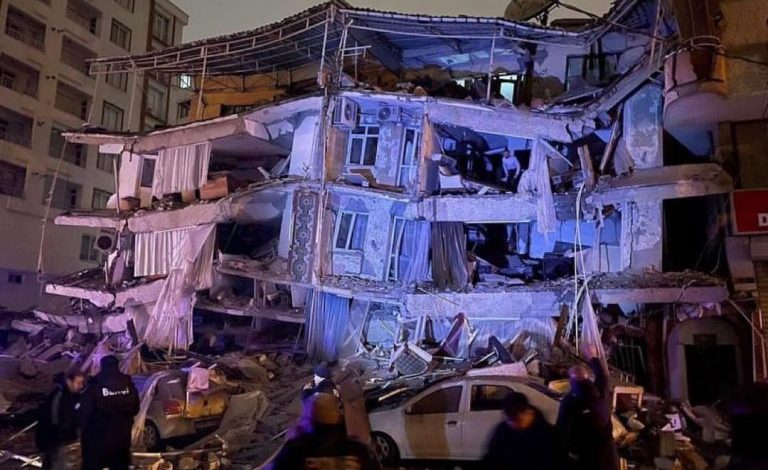 RRITEN FRIKSHËM SHIFRAT! Mbi 3.400 viktima nga tërmetet në Turqi dhe Siri