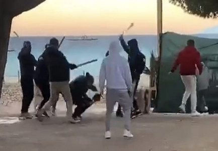 PAMJET SHOKUESE NGA KSAMILI/ Të rinjtë dhunojnë barbarisht me shkopinj dhe shkelma adoleshentin