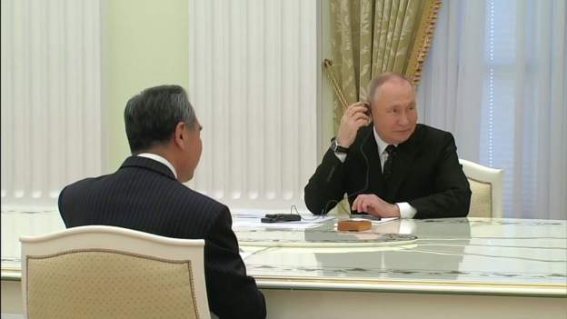 “SITUATË NDËRKOMBËTARE E VËSHTIRË”/ Putin takohet me kryediplomatin kinez në Moskë