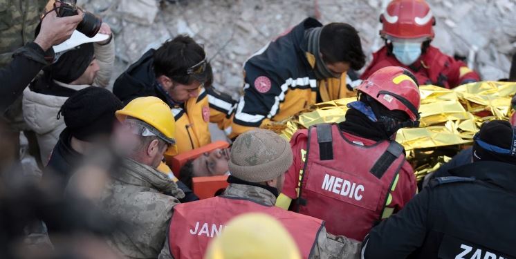 SHPRESË PËR JETËN/ 35-vjeçari shpëtohet nga rrënojat në Turqi pas 149 orësh