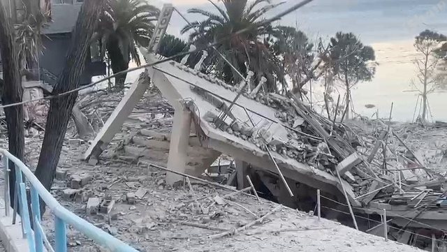 BREGDETI MBULOHET NGA PLUHURI/ Ky është momenti kur shembet me tritol hoteli 2-katësh në Sarandë, ja çfarë ka mbetur prej tij