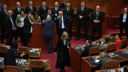 TENSIONI/ Përjashtohet me 10 ditë nga Kuvendi Edmond Spaho, i ra bilbilit dhe bllokoi foltoren