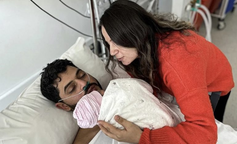 U SHPETUA PAS 261 ORËSH/ Babai shikon për herë të parë vajzën e lindur disa orë para tërmetit