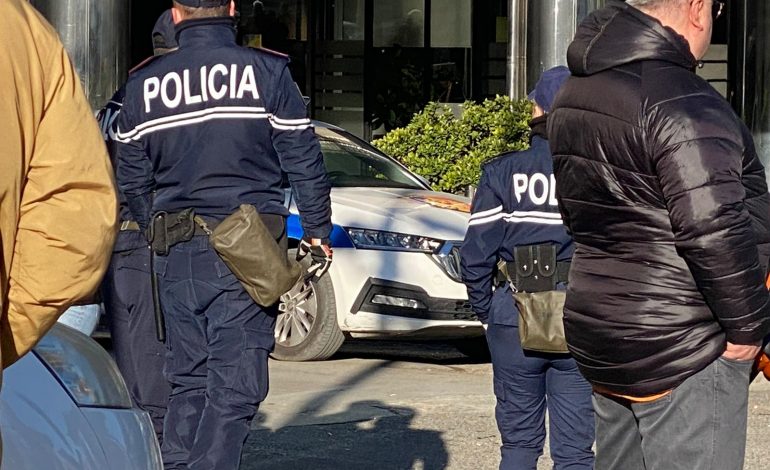 PROTESTA/ Rreth 1500 efektivë në terren, të përgatitur edhe me maskat kundra gazit lotsjellës. Shtyllat lyhen me graso, kamerat gati të regjistrojnë