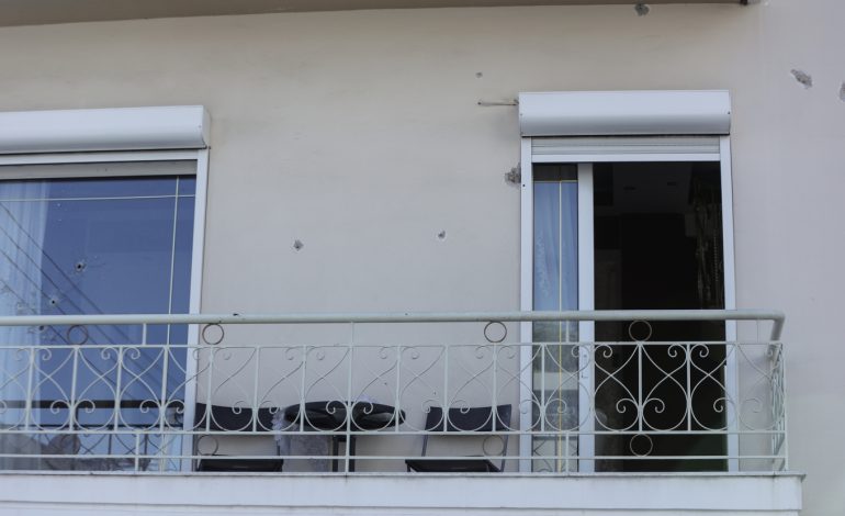 SI NË FILMA/ Një person qëllon 25 herë me kallash në tre pallate, plumbat thyejnë xhamat dhe trondisin banorët