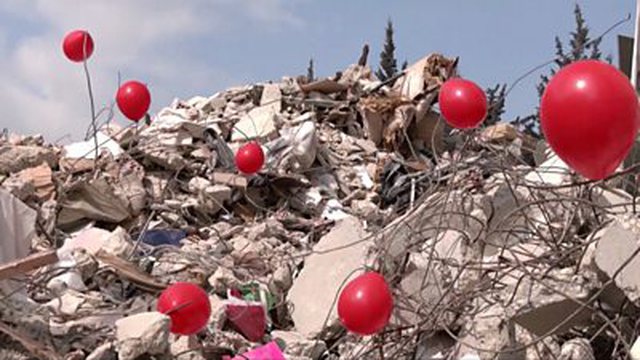 PREKËSE/ Tërmeti në Turqi. Njerëzit vendosen tullumbace në rrënoja për të nderuar fëmijët viktima