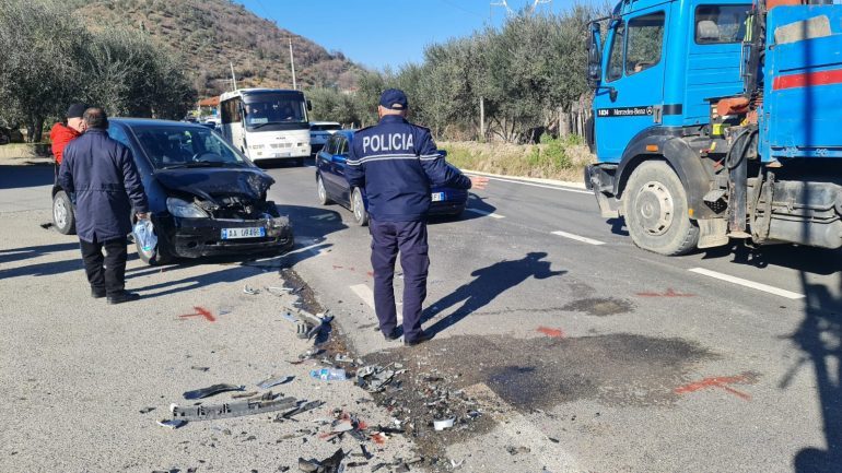 PAMJET/ Përplasen “kokë” më “kokë” dy makina në aksin Peqin-Elbasan, dy të plagosur
