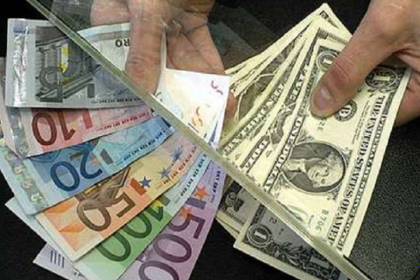 KËMBIMI VALUTOR/ Me sa blihen dhe shiten dollari dhe euro ditën e sotme?