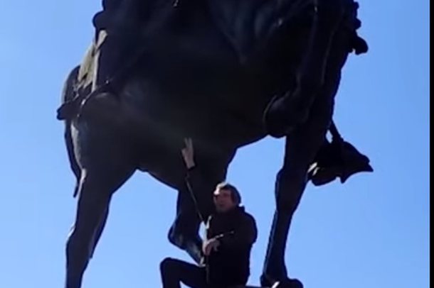 “LIRI DEMOKRACI”/ Qytetari ngjitet në statujën e “Skënderbeut” dhe nis të thërrasë