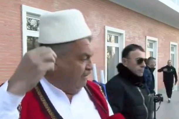 PROTESTA/ Qytetari me veshje popullore: Nuk kthehem në Kurbin pa…