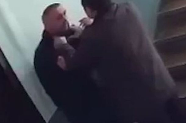 EFEKTIVI DHUNOI ME SHPULLA E GRUSHTE QYTETARIN/ Reagon Policia e Korçës: U pezullua nga detyra dhe…