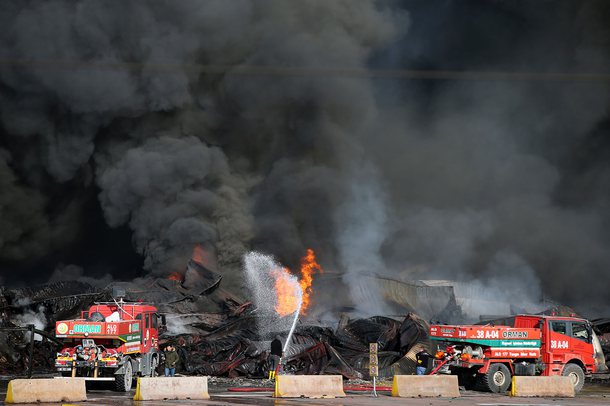 NUK KA QETËSI/ Turqia në luftë edhe me flakët, “shpërthen” zjarr i madh në portin Iskenderun