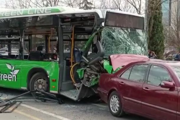 ZBARDHEN DETAJET/ Si ndodhi aksidenti i frikshëm i urbanit të Unazës, të plagosurit përfundojnë tek Trauma