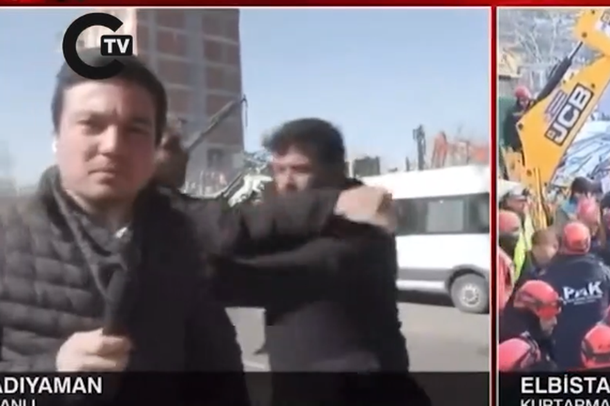 PAMJET/ Po raportonte LIVE për ndërtesat e shkatërruara pas tërmetit, banorët sulmojnë gazetarin