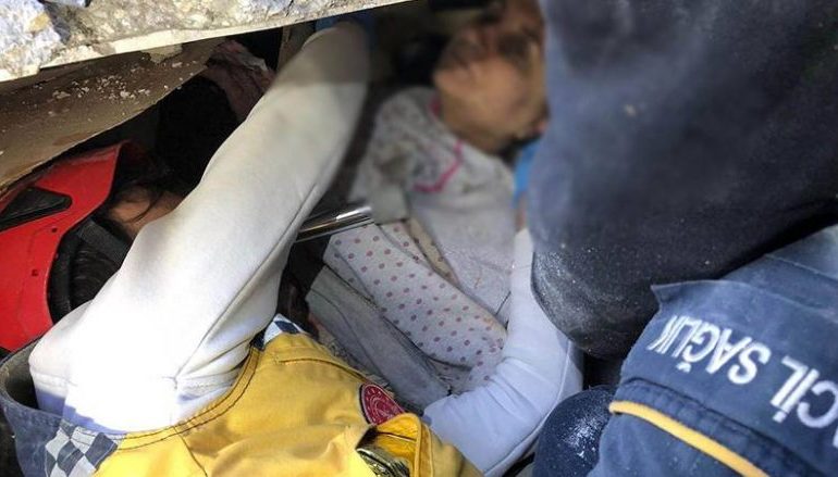 MREKULLI PAS 108 ORËSH/ Gruaja nxirret nga rrënojat: A është burri im gjallë? Nëse s’është, jeta ime s’ka kuptim