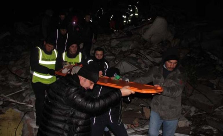 MREKULLI PAS 26 ORËSH/ Dy fëmijë shpëtohen nga rrënojat e tërmetit në Turqi
