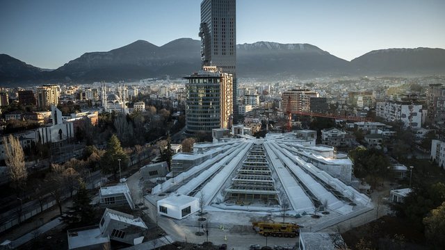“NEW YORK TIMES”: Piramida e diktaturës, basti i së ardhmes së Shqipërisë