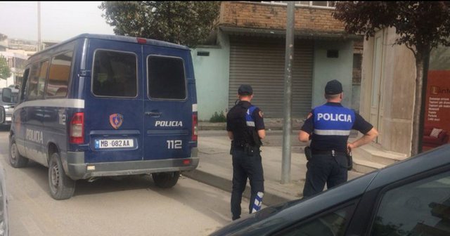 “KENI POLICI…”/ Pezullohet nga detyra efektivi në Gramsh, si i dekonspiroi kolegët e vet