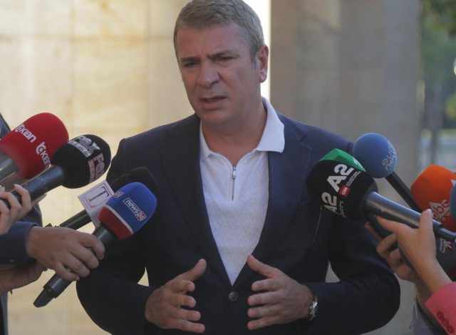 PROTESTA E OPOZITËS/ Gjiknuri: Revolucioni” Berisha-Meta siç nisi i dëshpëruar nga bulevardi, u shfry si tullumbace në oborrin e PS-së