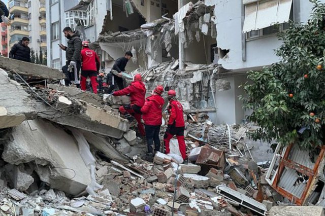 "MË JEP NJË CIGARE"/ Kërkesa e të mbijetuarit nga tërmeti pas 109 orësh në rrënoja
