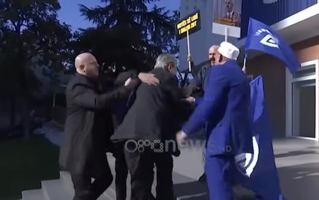 VIDEO LAJM: Berisha trembet nga i moshuari me qeleshe që e pret në selinë e PD-së
