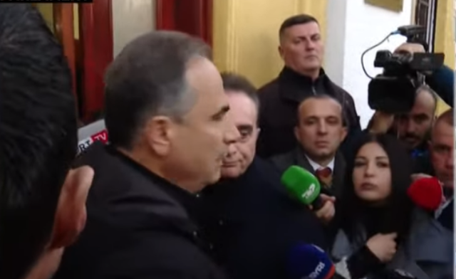“MË KA MARRË MALLI PËR NIKOLLËN”/ Boçi tenton të hyjë me forcë në Kuvend