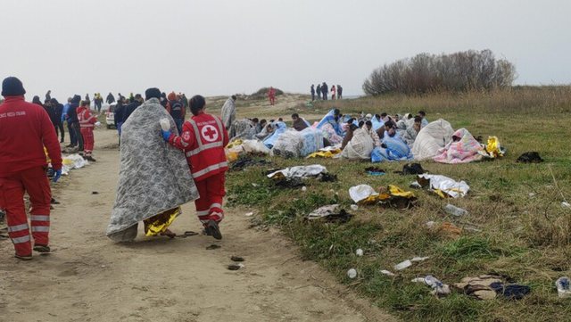 E RËNDË/ Përmbytja e anijes në Itali. Nxirren mbi 20 trupa fëmijësh, mes tyre dhe foshnja