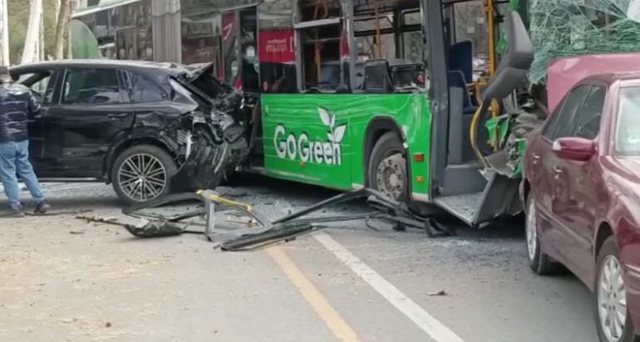 AKSIDENTI NË TIRANË/ Drejtuesi i ‘Porche’ rrëfen momentin e frikshëm: Urbani më goditi nga pas. Makina e ngriti vajzën në ajër dhe e shtyu…