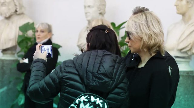 “A MUND TË BËJMË NJË SELFIE?” I shoqi në shtratin e vdekjes, fansat kërkojnë foto me prezantuesen italiane