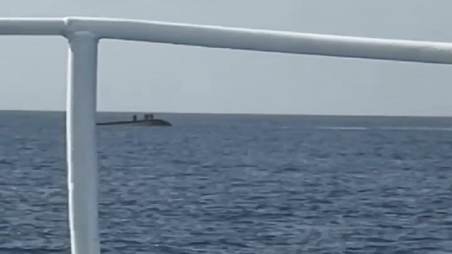 PAMJET/ Momenti i fundosjes së anijes në Sazan, tre peshkatarët qëndrojnë në pjesën e mbetur mbi ujë