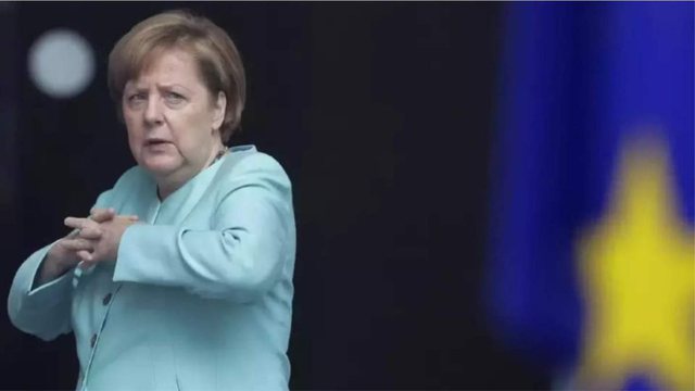 MERKEL BIE “PRE” E RRENGUT/ Rusët flasin me ish-kancelaren duke u shtirur si ish-lideri i Ukrainës