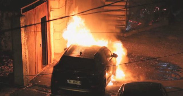 E RËNDË NË BERAT/ 28 vjeçari përplaset me shtyllën e ndriçimin, makina merr flakë, vdes i riu