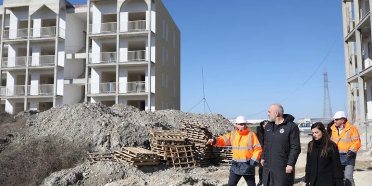RINDERTIMI/ Rama: Puna për shndërrimin e lagjes së prekur nga tërmeti në Durrës vijon
