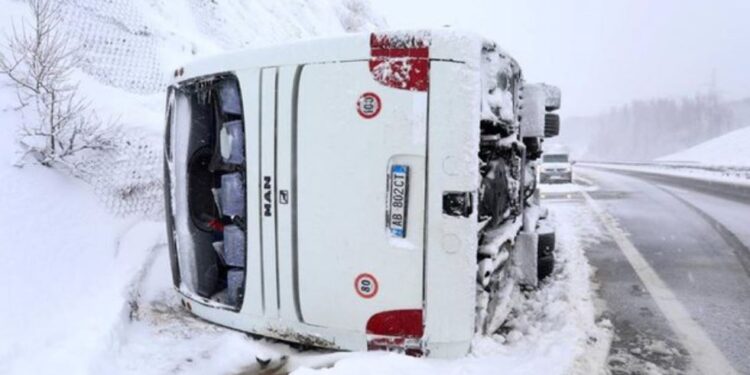 DETAJET/ Ky është autobusi me targë ‘AB 802 CT’ i përmbysur në Kroaci. Humb jetën pasagjeri 41 vjeç