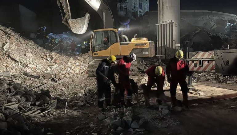 TËRMETI SHKATËRRUES/ Rrëqeth ekipi nga Bosnja: Gjetëm familjen të përqafuar poshtë rrënojave, por të gjithë kishin vdekur