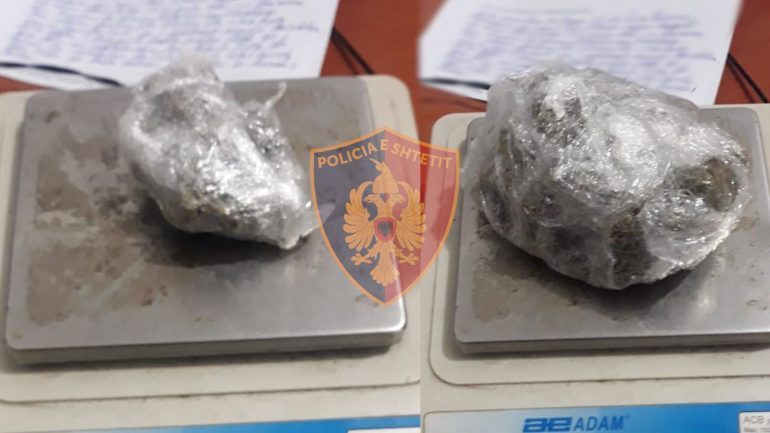 KISHTE FSHEHUR KANABIS NË MAKINË/ Arrestohet në flagrancë 37-vjeçari në Durrës, pasagjeri…