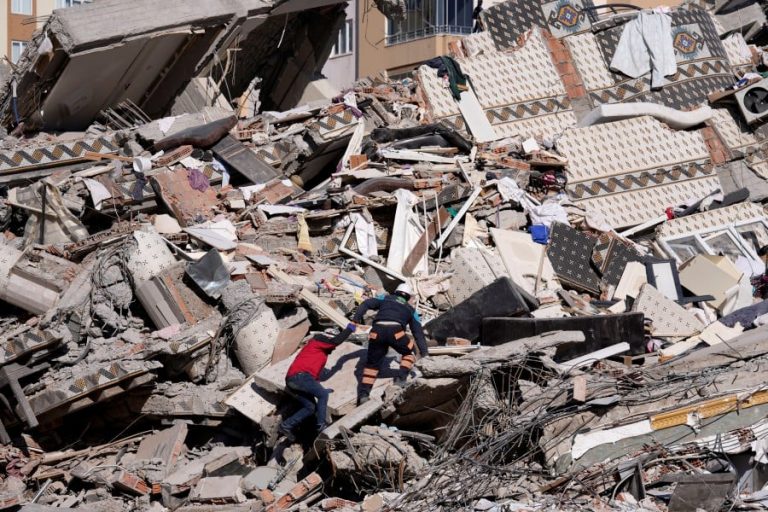 KA ENDE SHPRESË/ Vajza 10-vjeçare turke nxirret e gjallë nga rrënojat 90 orë pas tërmetit