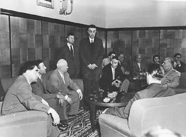 DOSSIER/ Rrëfimi i rrallë i ish-përkthyesit të Enver Hoxhës: Gjatë përcjelljes së Hrushovit në Rinas, Enveri bëri një gjest të pahijshëm...