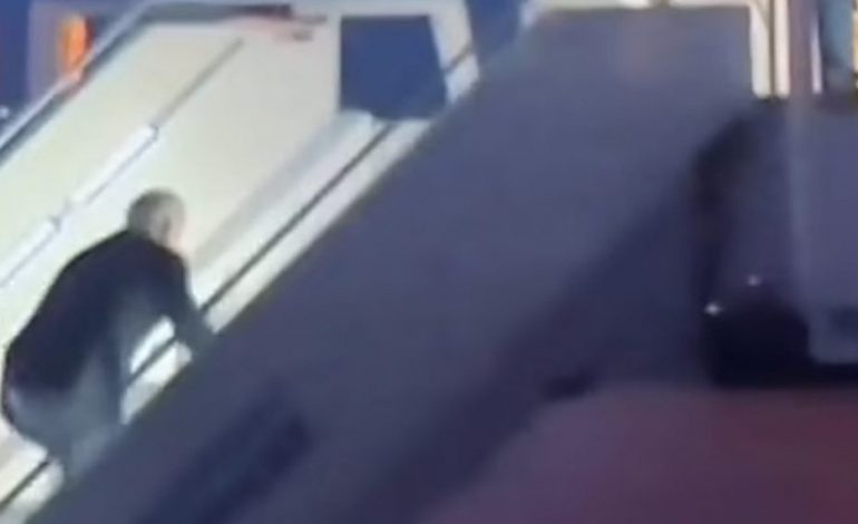 BEHET VIRALE/ Biden rrëzohet sërish në shkallët e avionit