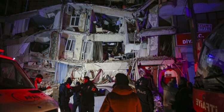 SHTOHET BILANCI TRAGJIK/ Shkon mbi 50 mijë numri i viktimave nga tërmetet shkatërruese në Turqi dhe Siri