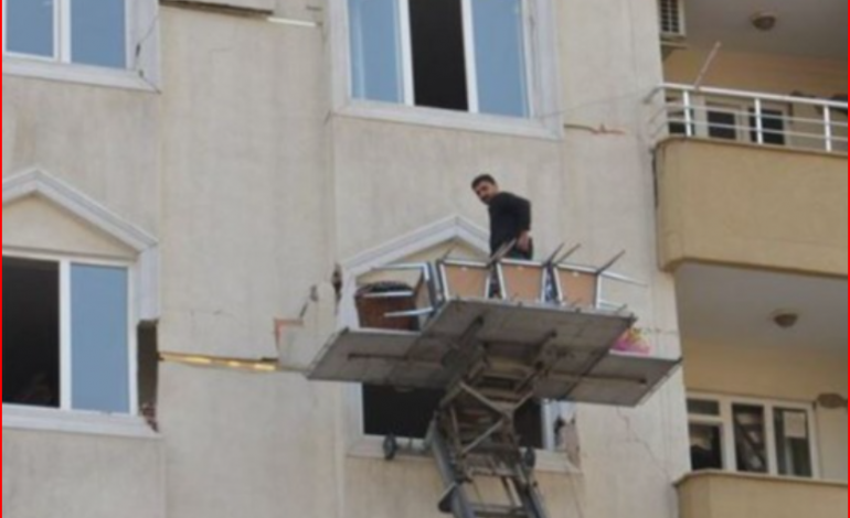 PAVARËSISHT PARALAJMËRIMEVE/ Turqit nuk “zënë mend”, punësojnë vinça për të hyrë brenda shtëpive që të marrin plaçkat