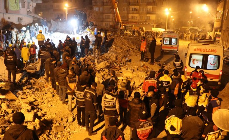 RËNDOHET BILANCI/ Shkon mbi 15,000 numri i viktimave në Turqi e Siri, ekipet e kërkimit luftojnë me kushte të vështira