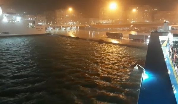 MOTI I KEQ/ Trageti i Ankonës përplaset në portin e Durrësit