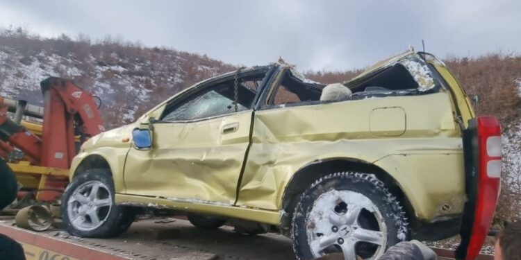 E RËNDË/ Makina del nga rruga në Pogradec, katër persona plagosen me plagë të shumta në trup