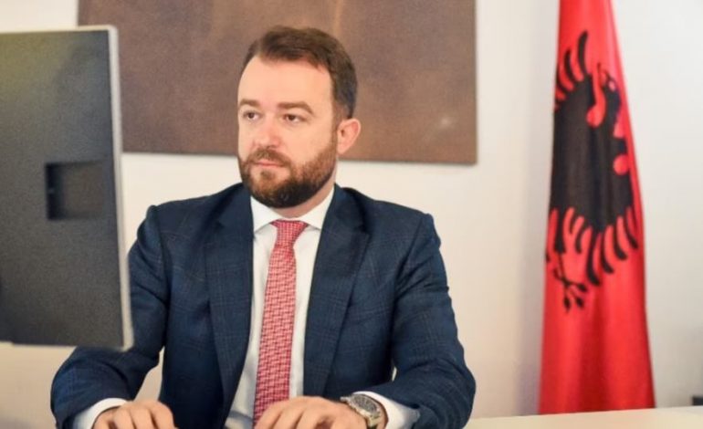 AKUZAT PËR SHPËRDORIM DETYRE/ Gjykata lë në arrest shtëpie Arlind Gjokutajn dhe 2 zyrtarët e tjerë të Ministrisë së Financave