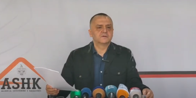 “ÇDO LËVIZJE E BËRË…”/ Drejtori Lame punonjësve të Kadastrës: Mos merrni veten më qafë